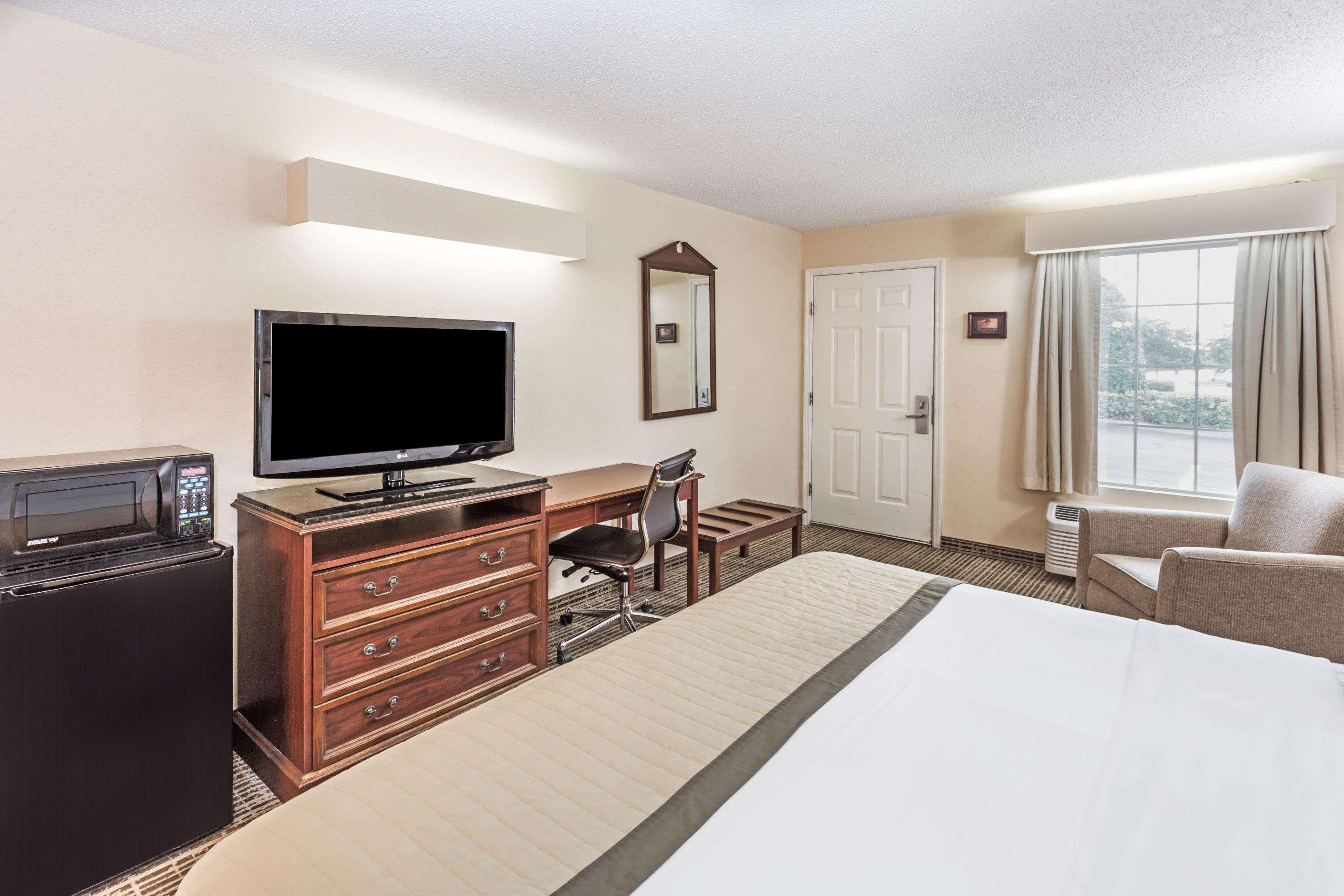 Baymont By Wyndham Valdosta At Valdosta Mall Exterior photo